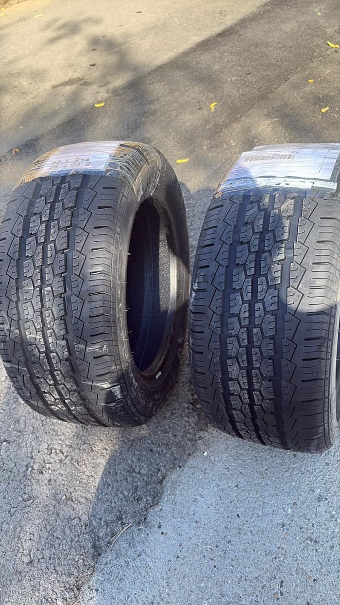 Anvelope noi, încă în folie, pregătite pentru microbuz