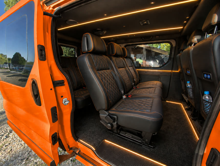 Interiorul microbuzului: scaune comode și lumini LED